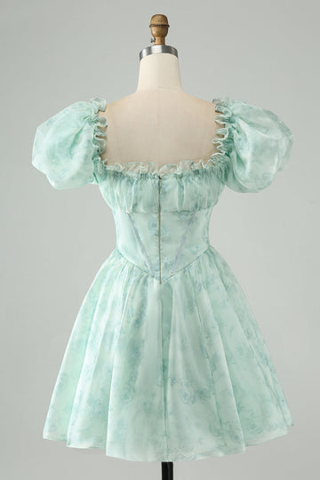 Vestido de cóctel corto con volantes florales y cuello cuadrado verde claro